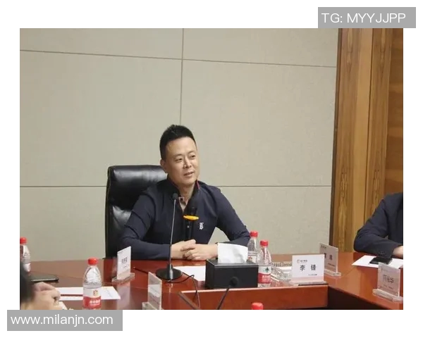 芬奇谈球队困境:团结一致共克时艰的决心与信念 芬奇谈球队困境:团结一致共克时艰的决心与信念